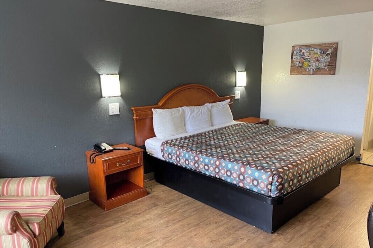 Queen Bed Non-Smoking | Desk, iron/ironing board, free WiFi, bed sheets