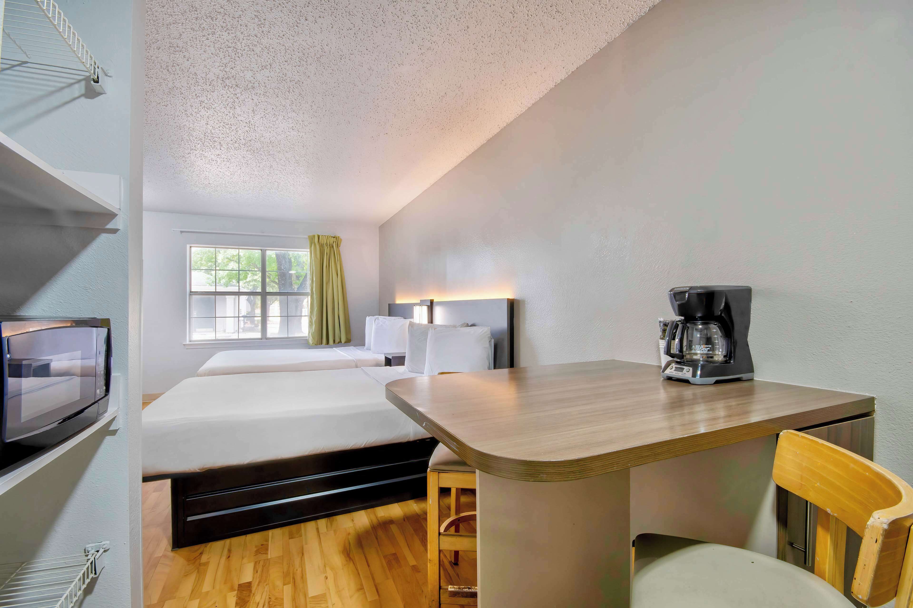 Blendingsgardiner, strykejern/-brett, wi-fi (inkludert) og sengetøy