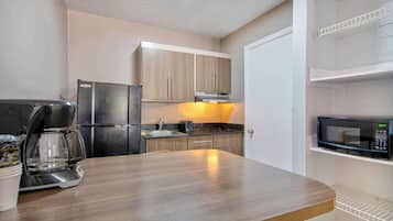 Kühlschrank, Mikrowelle, Herdplatte, Wasserkocher mit Kaffee-/Teezubehör