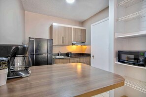 Jääkaappi, mikroaaltouuni, liesi, kahvin-/teenkeitin