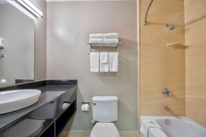 Combined shower/bathtub, towels - Studio 6 Extended Stay - San Antonio, TX - Six Flags (San Antonio)