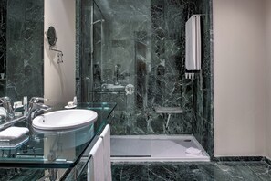 Habitación estándar, 1 cama Queen size | Baño | Tina con regadera, amenidades de baño gratuitas, secadora de cabello 