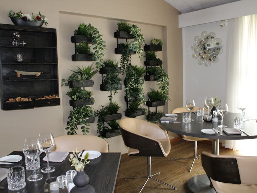 Breakfast, lunch, dinner served; Regional cuisine