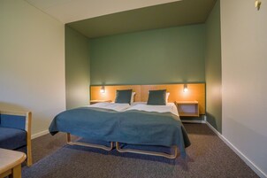 Habitación cuádruple Confort, 1 cama de matrimonio grande con sofá cama | Ropa de cama hipoalergénica, escritorio, tabla de planchar con plancha