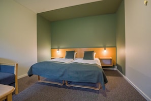 Comfort-Vierbettzimmer, 1 King-Bett und Schlafsofa | Allergikerbettwaren, Schreibtisch, Bügeleisen/Bügelbrett, Babybetten