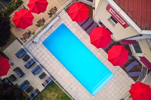 Una piscina al aire libre de temporada (de 09:00 a 21:00), sombrillas