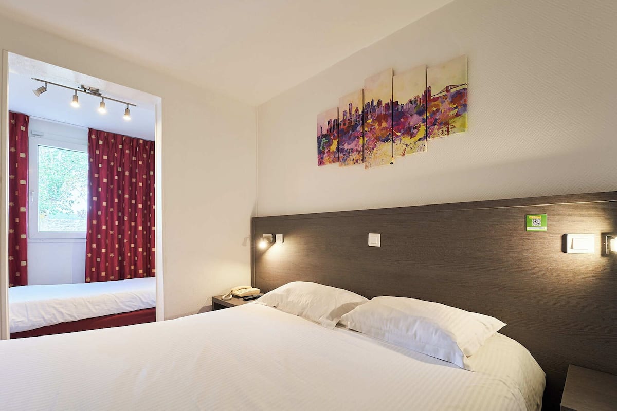 Ropa de cama de alta calidad, escritorio y cortinas blackout