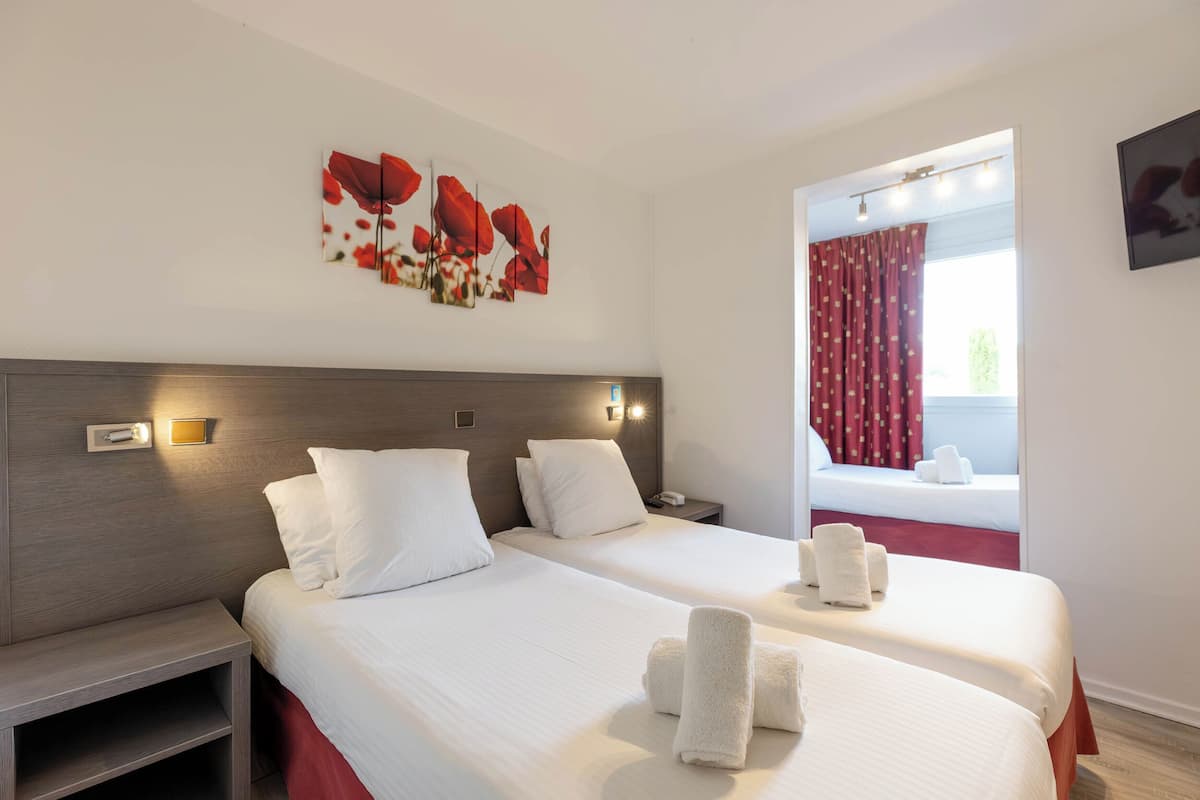 Habitación triple superior | Ropa de cama de alta calidad, escritorio, cortinas opacas
