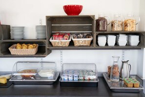 Se ofrece un desayuno bufé todos los días (12 EUR por persona)