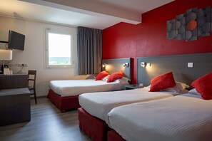 Habitación cuádruple superior | Ropa de cama de alta calidad, escritorio, cortinas opacas