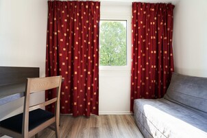 Premium bedding, desk, blackout drapes, soundproofing