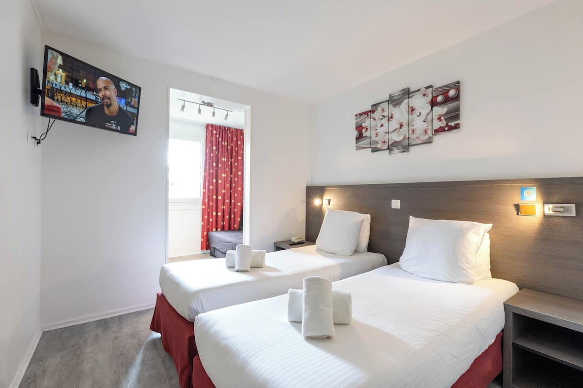 Ropa de cama de alta calidad, escritorio, cortinas opacas