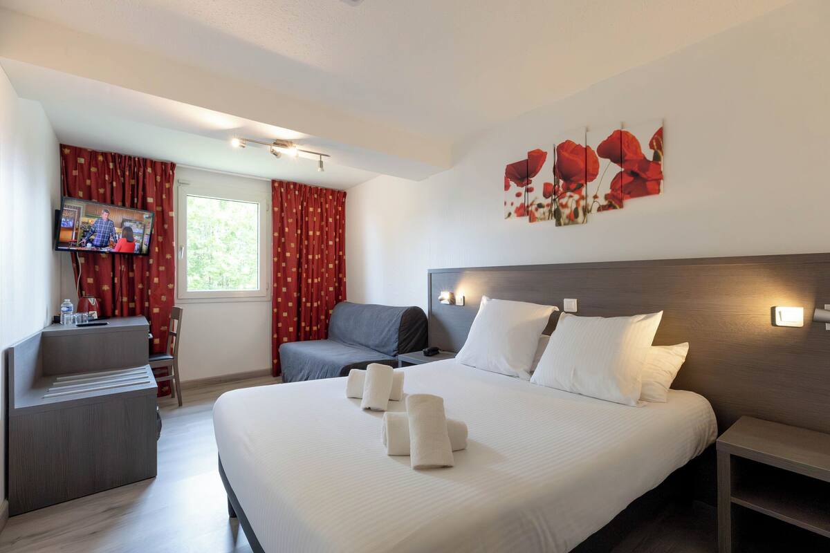 Habitación Confort | Ropa de cama de alta calidad, escritorio, cortinas opacas