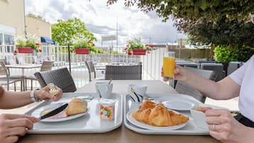 Se ofrece un desayuno bufé todos los días (por un coste adicional)