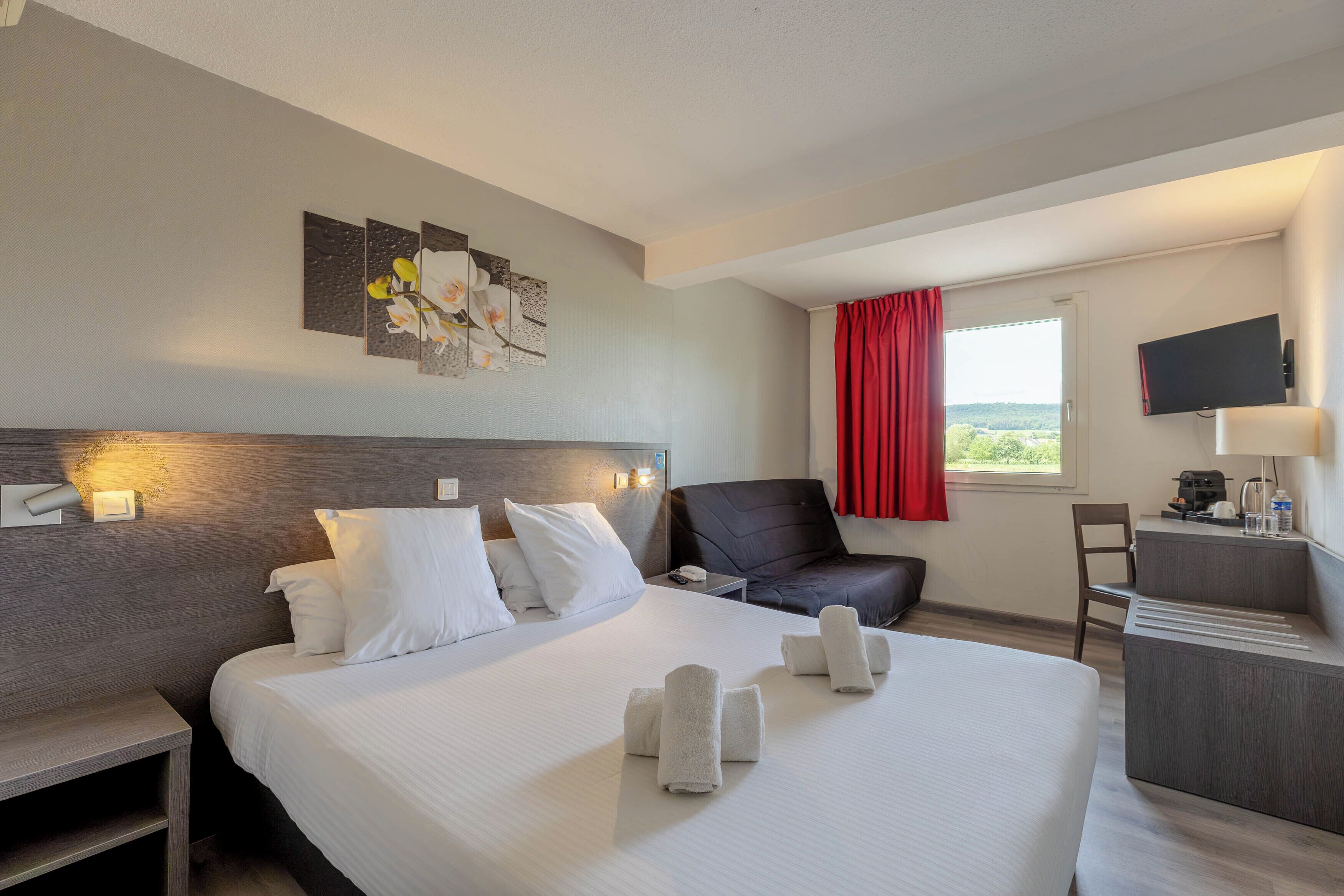 Habitación superior (Chambre Supérieure vue vignes) | Ropa de cama de alta calidad, escritorio, cortinas opacas