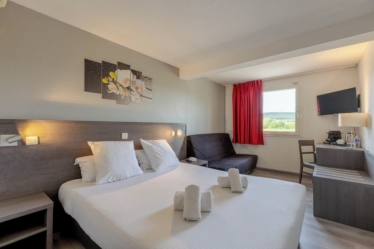 Habitación superior (Chambre Supérieure vue vignes) | Ropa de cama de alta calidad, escritorio, cortinas opacas