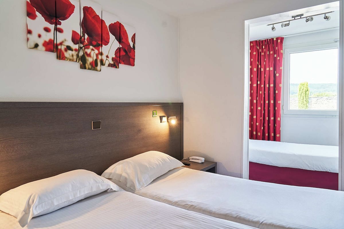 Ropa de cama de alta calidad, escritorio y cortinas blackout