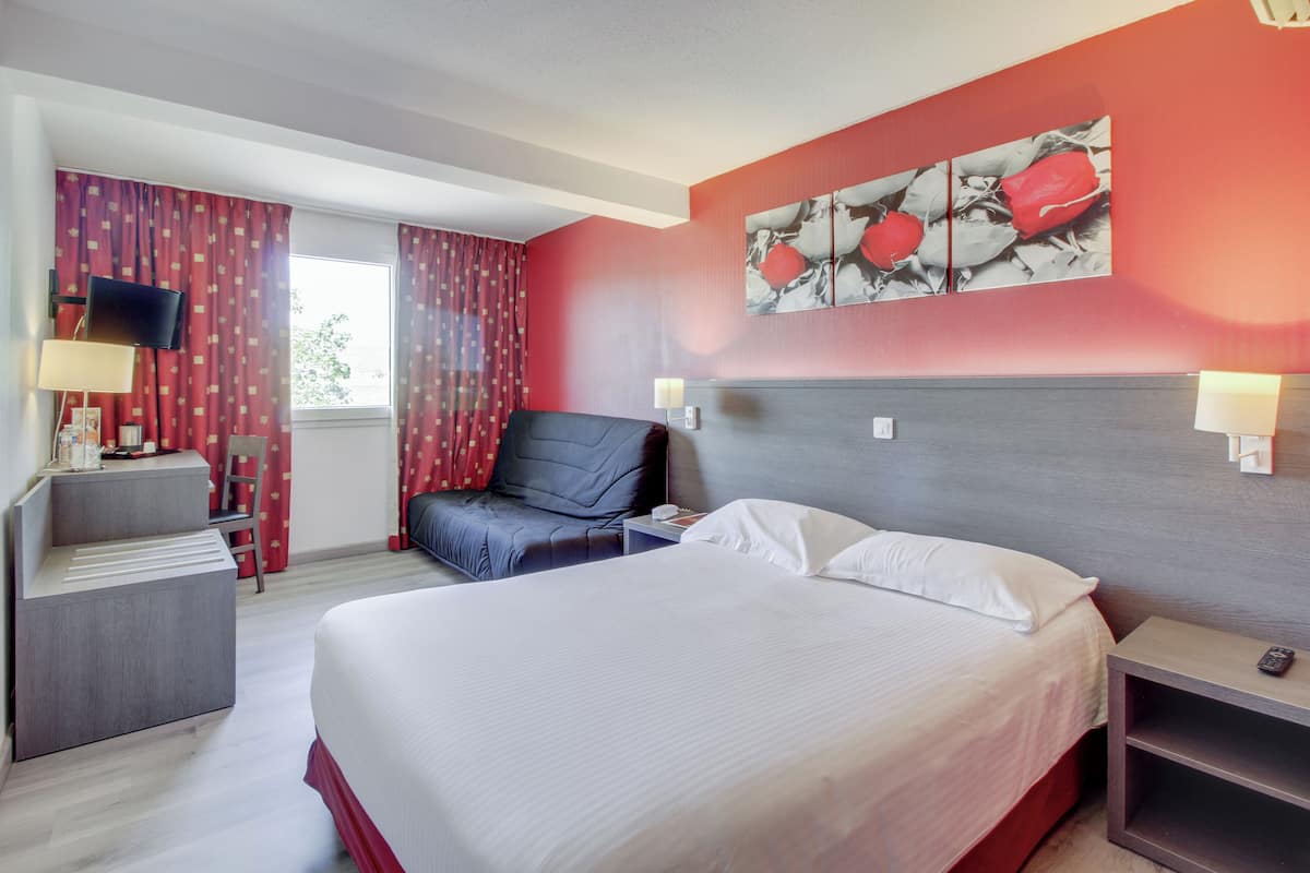 Premium bedding, desk, blackout drapes, soundproofing