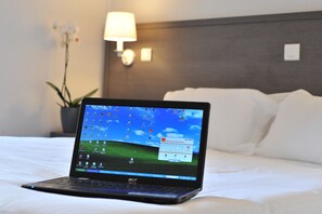 高档床上用品、办公桌、遮光窗帘、隔音