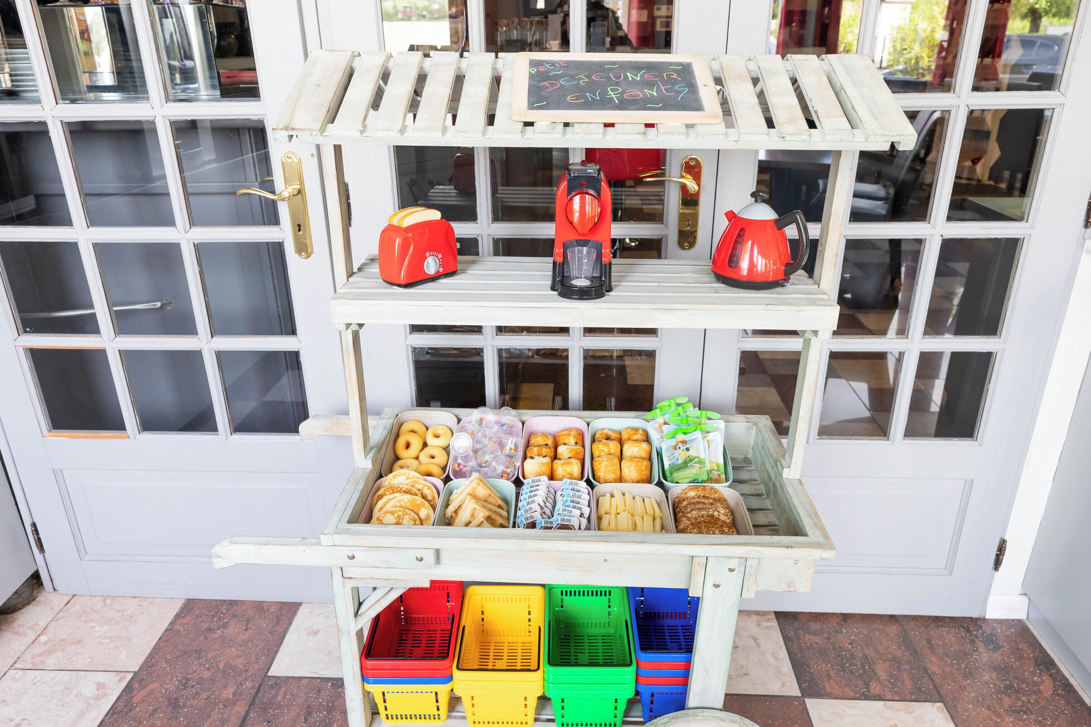 Mostrador de panadería con diferentes productos horneados y una máquina de café.