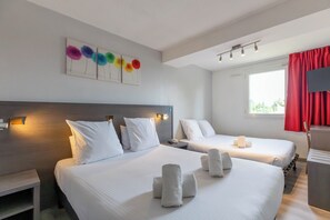 Habitación Confort | Ropa de cama de alta calidad, escritorio y cortinas blackout