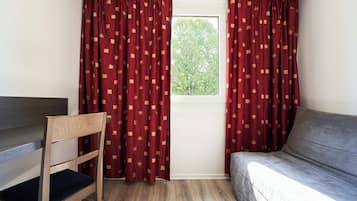 Ropa de cama de alta calidad, escritorio y cortinas blackout
