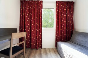 Habitación Confort | Ropa de cama de alta calidad, escritorio, cortinas opacas