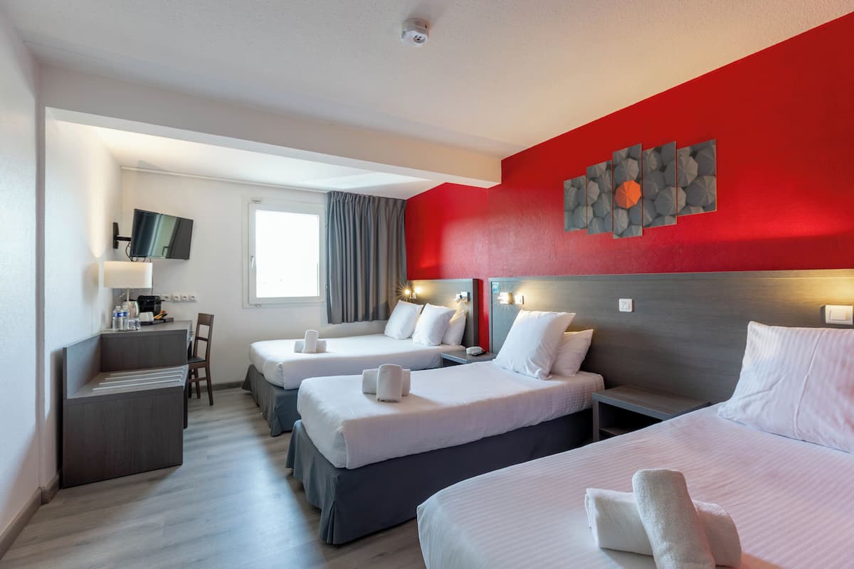 Habitación cuádruple superior | Ropa de cama de alta calidad, escritorio, cortinas opacas