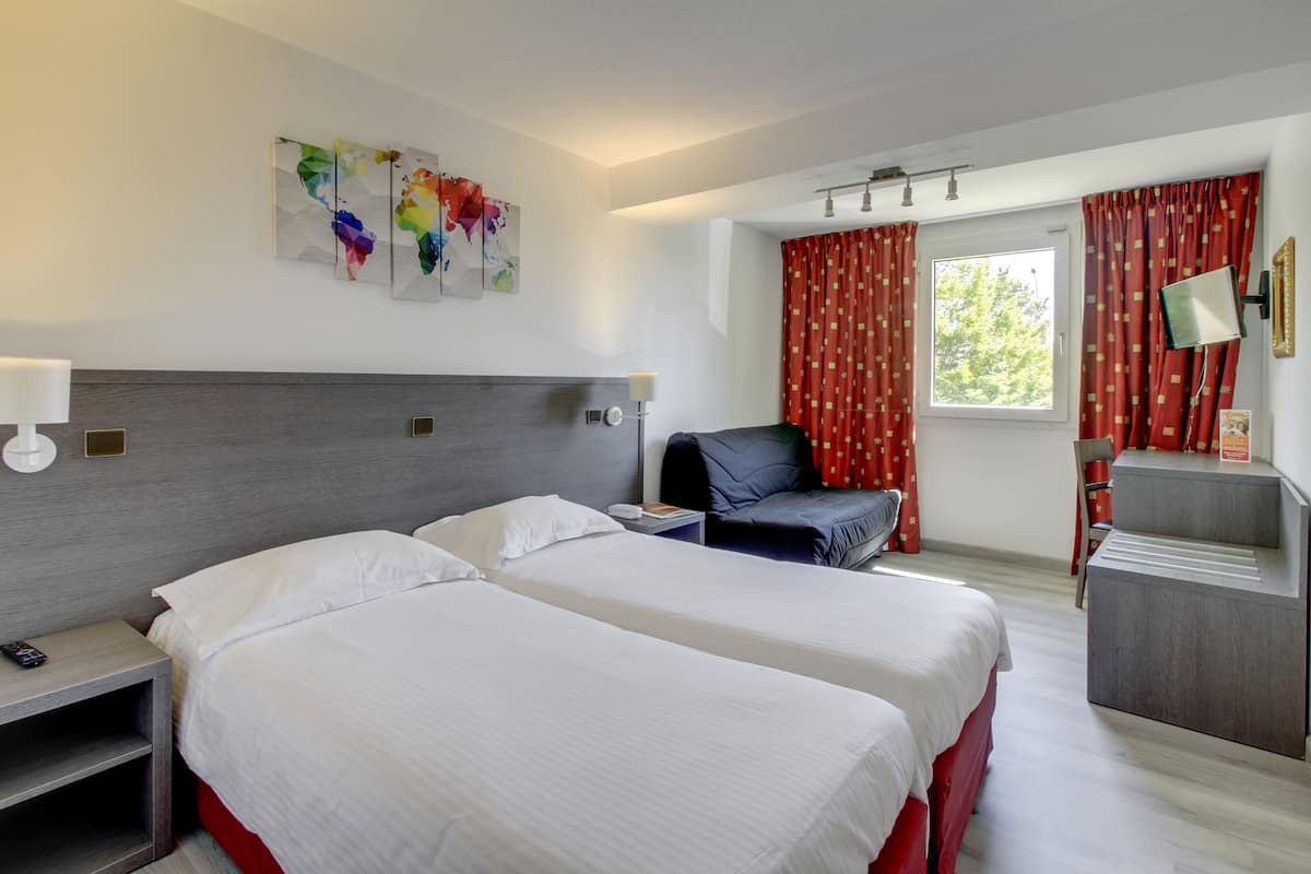 Ropa de cama de alta calidad, escritorio y cortinas blackout