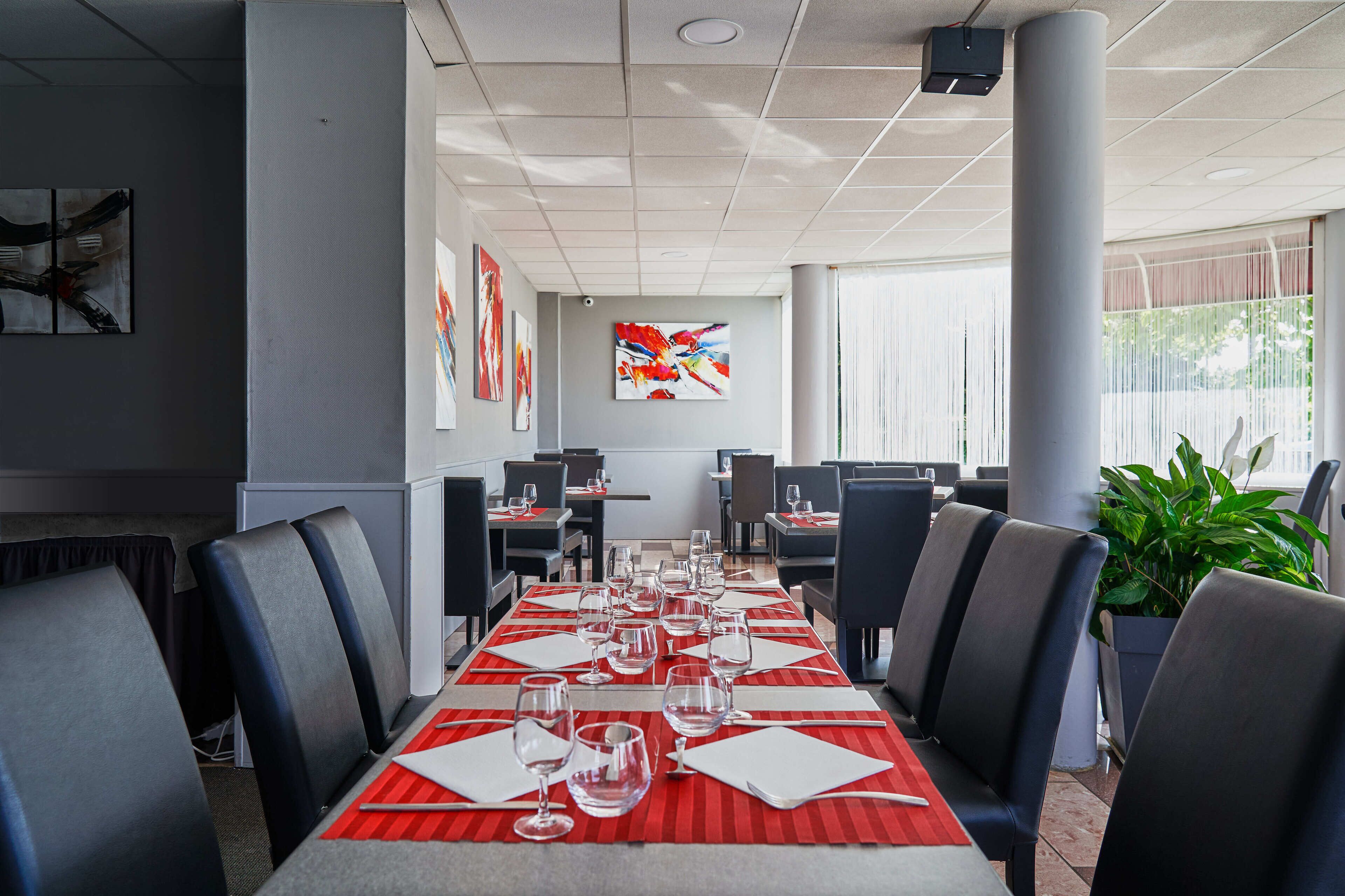 Dîner servi sur place, vue sur la piscine 