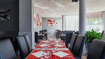 DĂźner servi sur place, vue sur la piscine