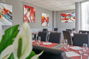 Se sirven cenas y cocina francesa (con vistas a la piscina) 