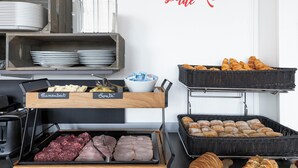 Breakfast buffet - The Originals City, Hôtel Restaurant L'Ormichal Dijon Sud. (Marsannay-la-Cote)