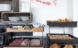 Desayuno buffet todos los días (con cargo)