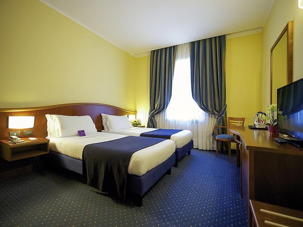 Standard Twin Room, 2 Single Beds | Minibar, in-room safe, desk, soundproofing