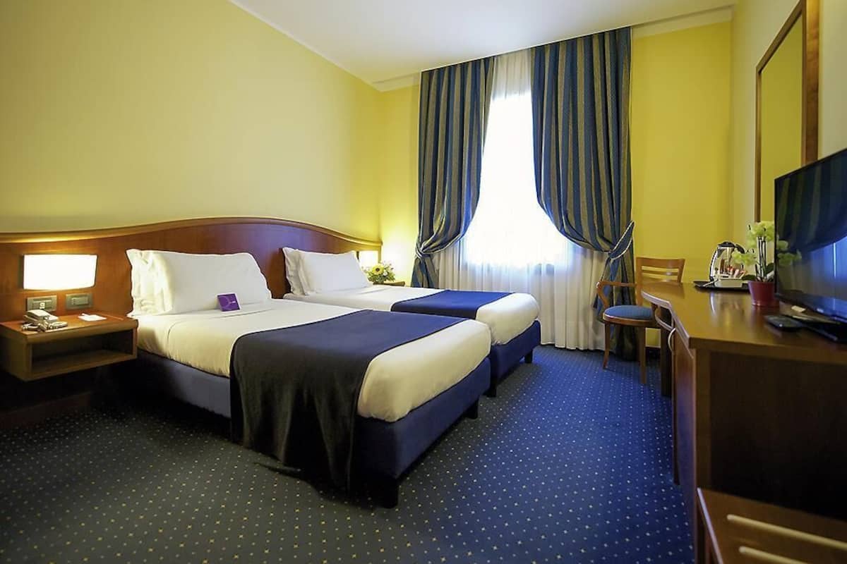 Standard Twin Room, 2 Single Beds | Minibar, in-room safe, desk, soundproofing