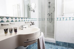 Combined shower/tub, eco-friendly toiletries, hair dryer, bidet - Mercure Genova San Biagio (Genoa)