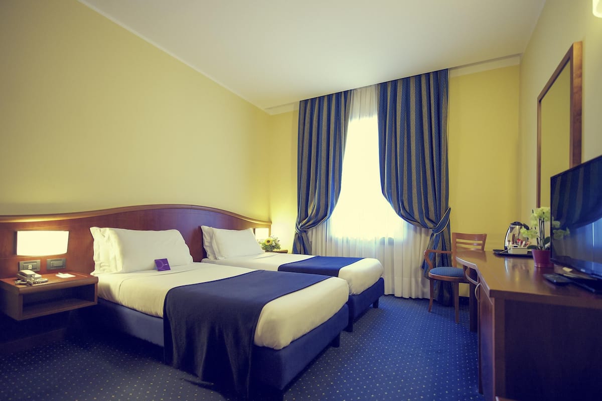 Standard Twin Room, 2 Twin Beds | Minibar, in-room safe, desk, soundproofing