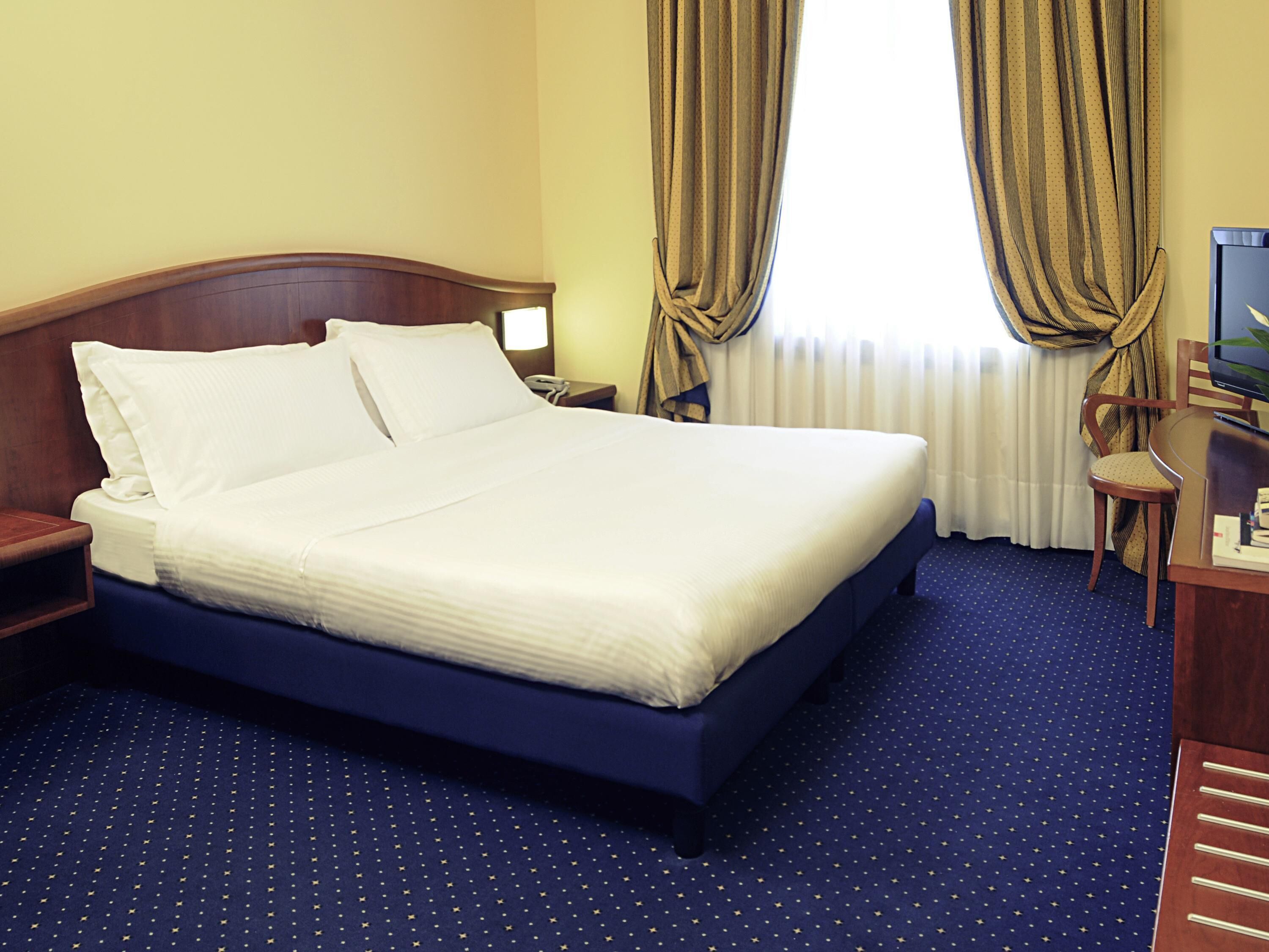 ห้องสแตนดาร์ด, เตียงใหญ่ 1 เตียง | มินิบาร์, ตู้นิรภัยในห้องพัก, โต๊ะทำงาน, ห้องเก็บเสียง