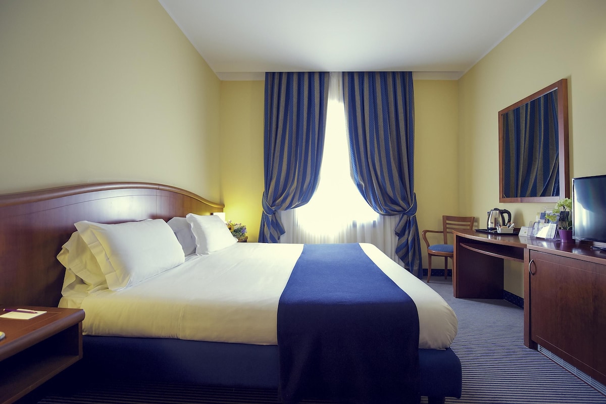 Minibar, in-room safe, desk, soundproofing