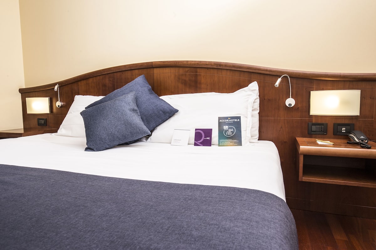 standard room, 1 double bed | minibar, in-room safe, desk, soundproofing