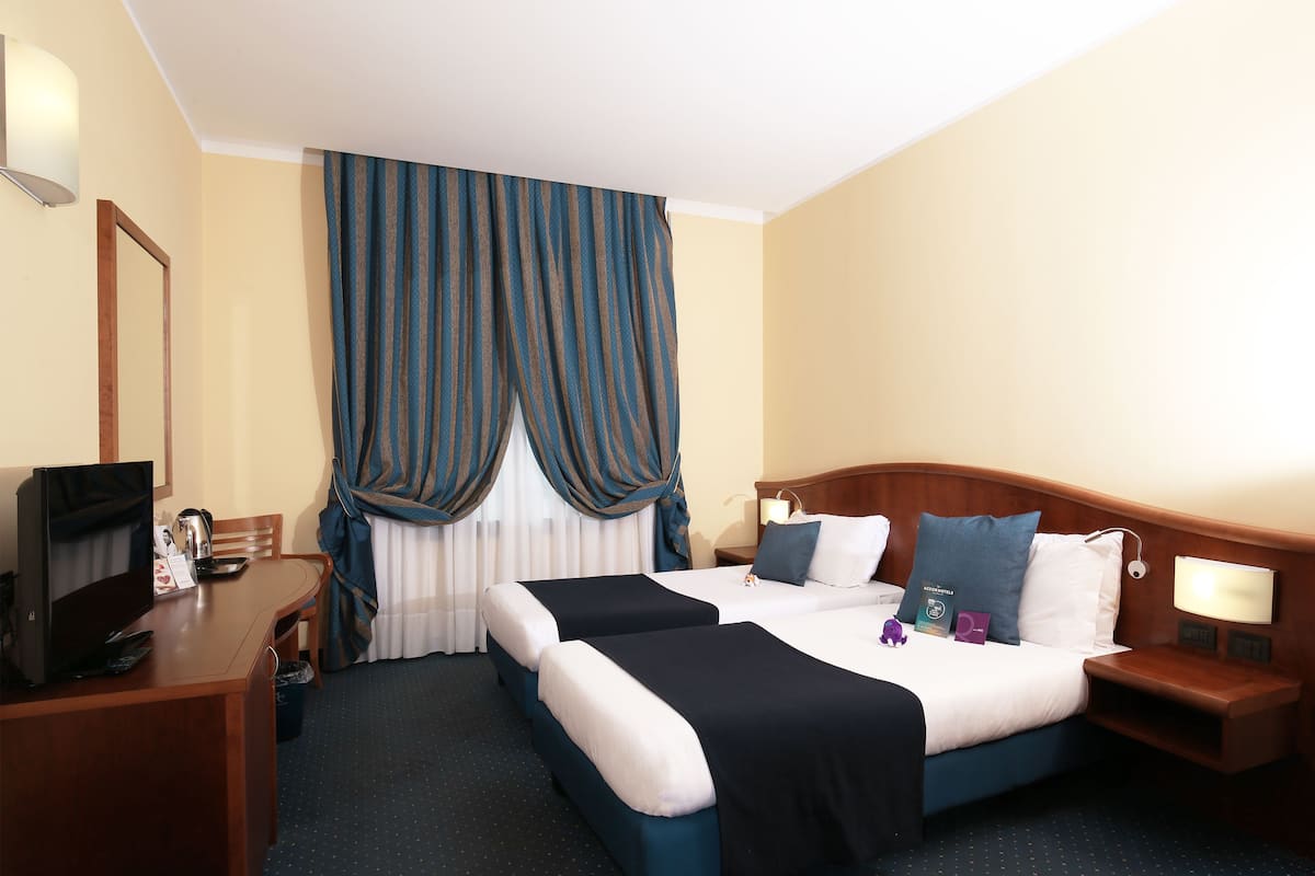 standard twin room, 2 single beds | minibar, in-room safe, desk, soundproofing