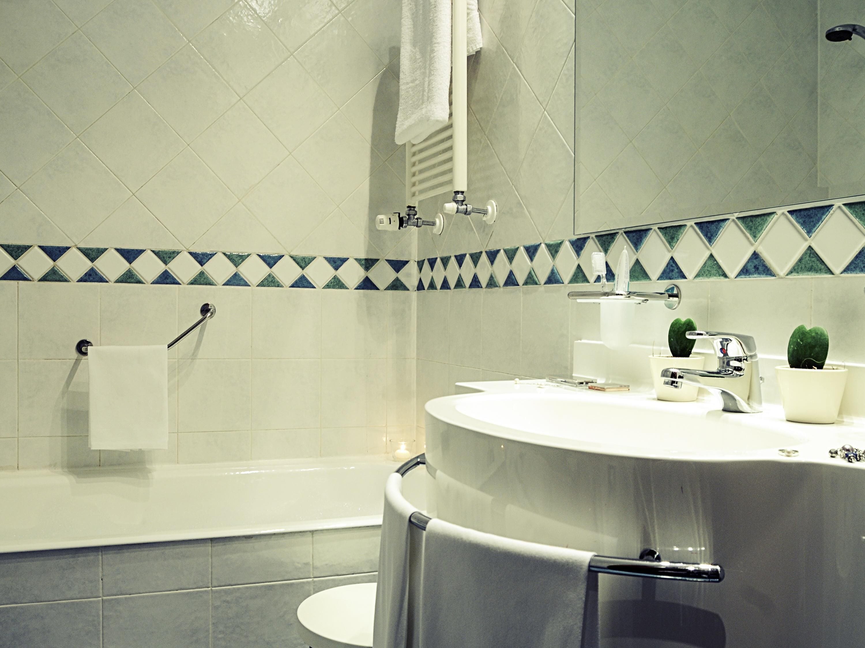 มินิบาร์, ตู้นิรภัยในห้องพัก, โต๊ะทำงาน, ห้องเก็บเสียง