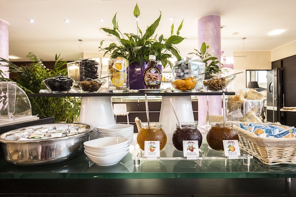Petit déjeuner buffet servi tous les jours en supplément