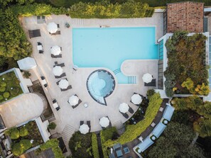 Piscine couverte, piscine extérieure, parasols de plage, chaises longues