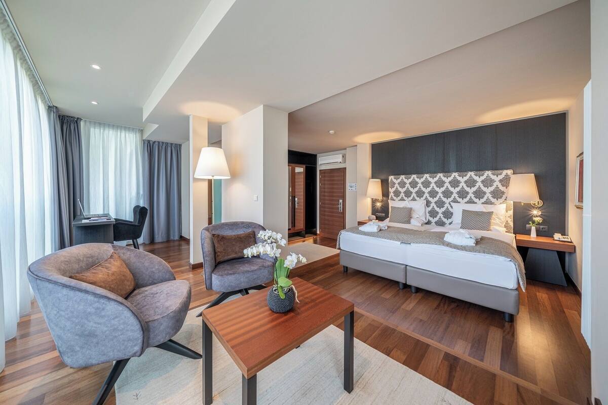 Superior Double Room, Balcony, Mountain View | Hypo-allergenic bedding, Select Comfort beds, minibar, in-room safe