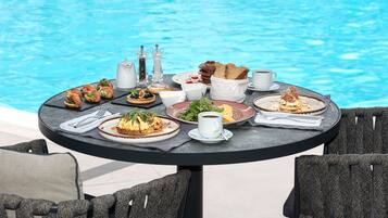 Serveert ontbijt, lunch en diner