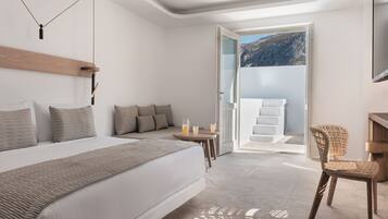 Luxury Honeymoon Suite with Outdoor Hot Tub | Minibar, in-room safe, soundproofing, iron/ironing board