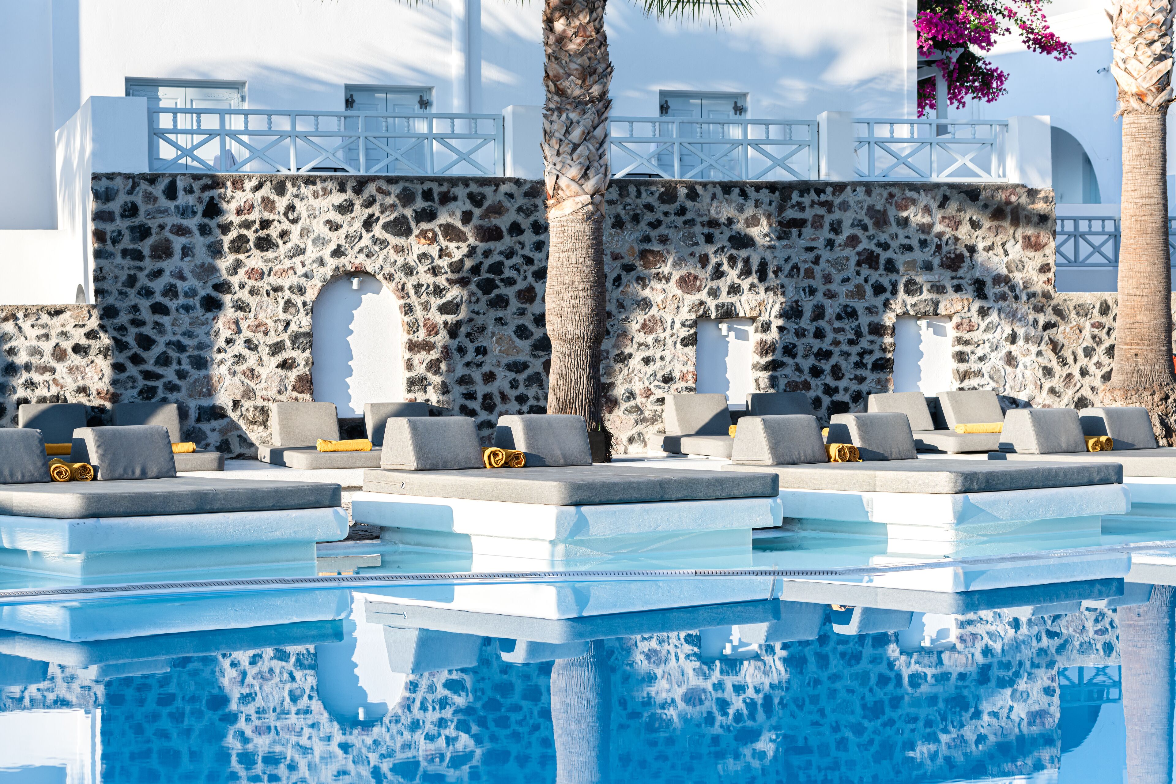 4 outdoor pools, pool umbrellas, pool loungers