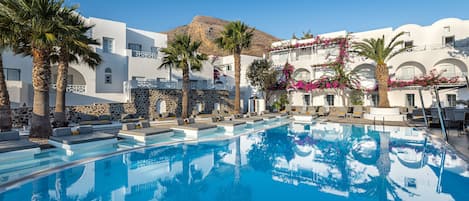 4 outdoor pools, pool umbrellas, sun loungers